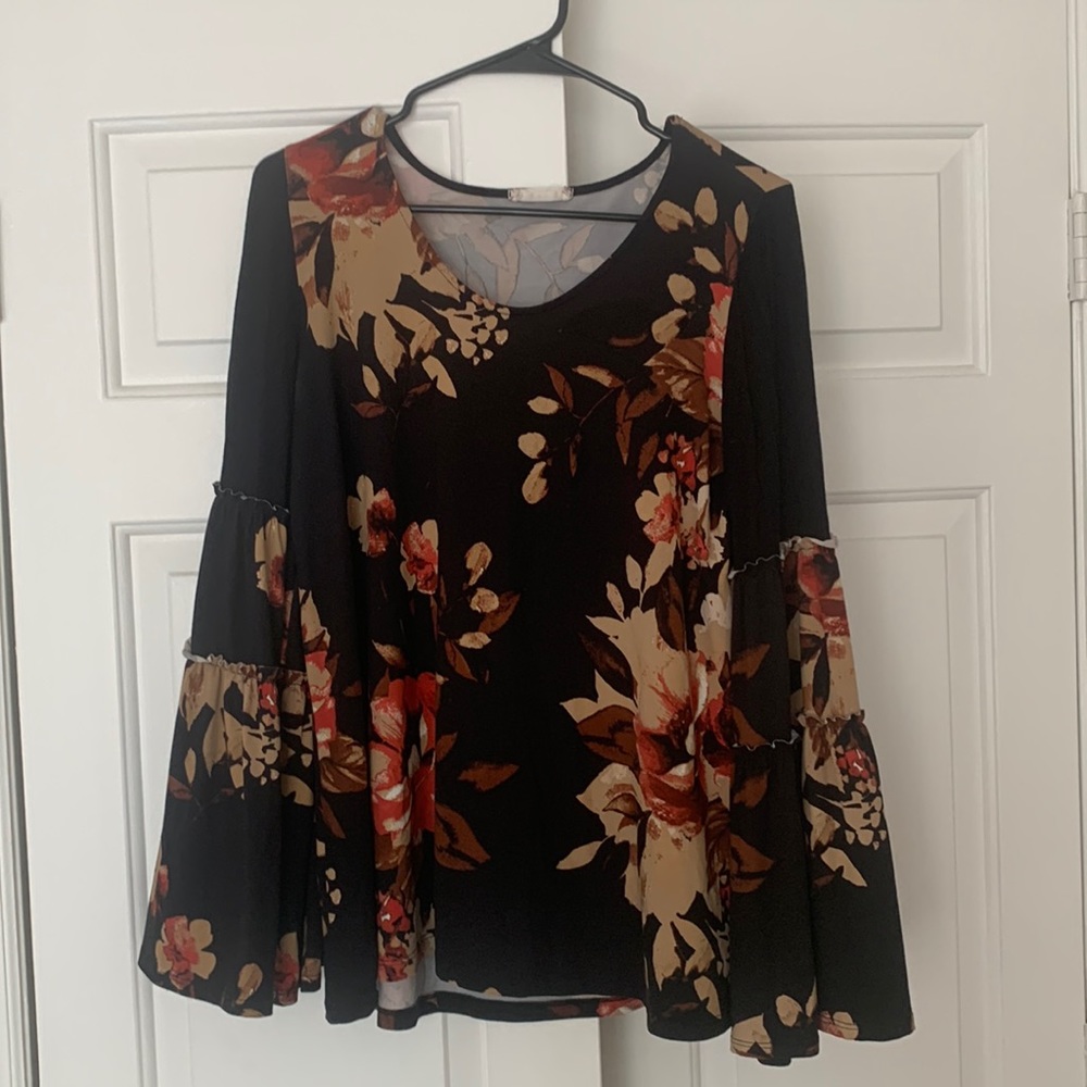 Altered State bell sleeve loose fitting top